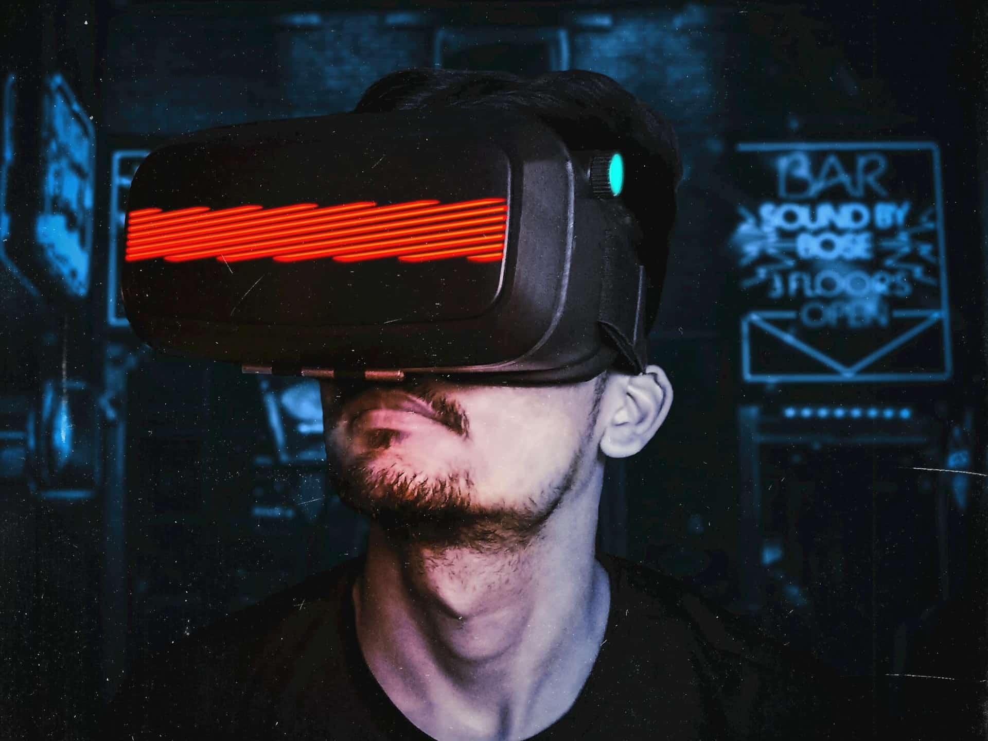 Mann mit einer Virtual-Reality-Brille mit leuchtendem roten Streifen, in einer futuristischen, neonbeleuchteten Umgebung.