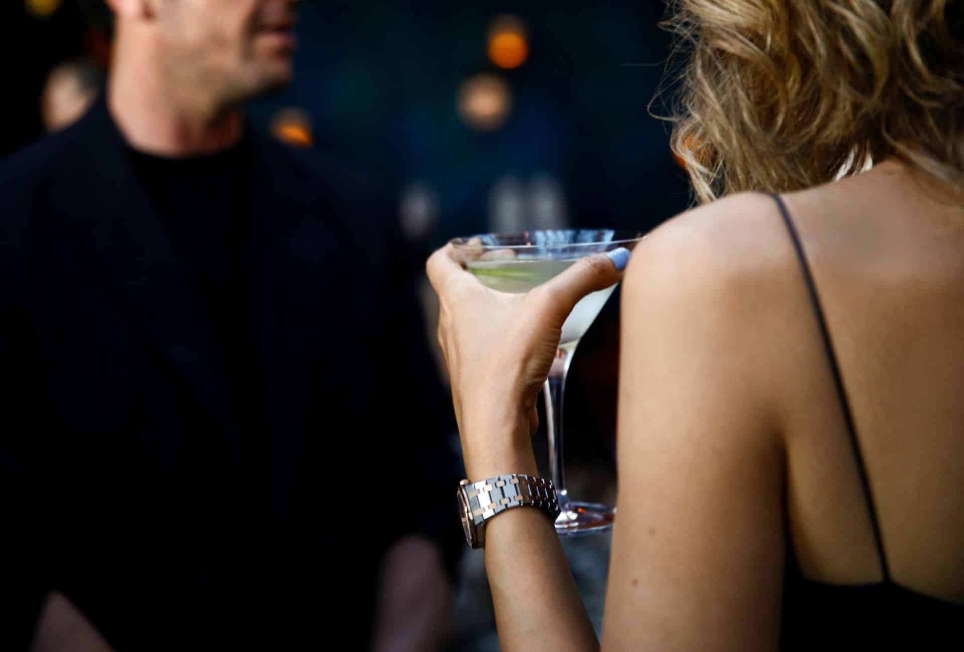 Escort Leipzig: Blonde Begleitdame mit Martini an der Bar